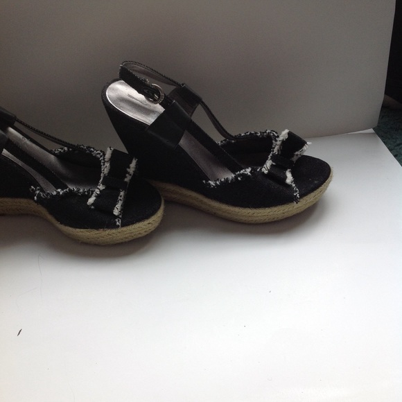 Brand new guess sandals. - Picture 3 of 5